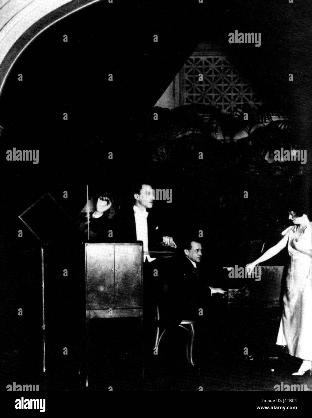 Le trio Theremin se compose de musiciens jouant avec le Theremin, un instrument de musique électronique qui crée le son par le biais de champs électromagnétiques. L'image représente une photo en noir et blanc de haute qualité d'une performance. Banque D'Images