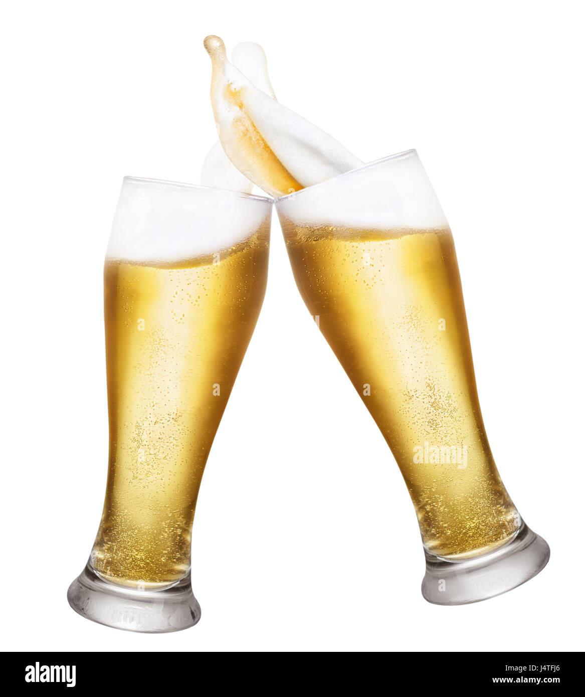 Deux verres de bière toasting la création d'éclaboussures isolé sur fond blanc. Paire de verres à bière faire des toasts. Verres avec de la bière. L'APLS bière d'or Banque D'Images