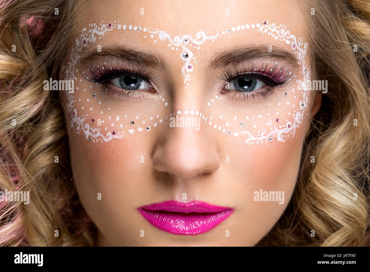 Girl avec masque dessiné sur le visage Banque D'Images