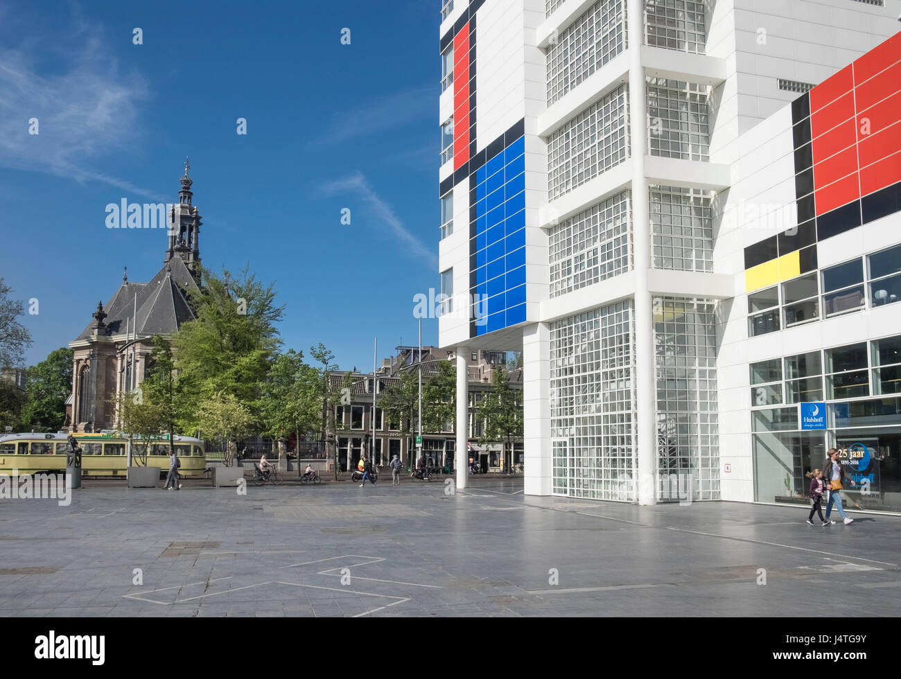 L'architecture contrastée de l'Hôtel de ville moderne et traditionnelle