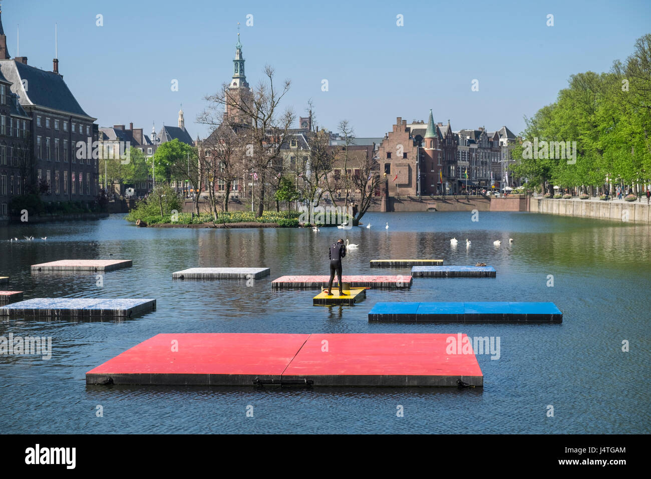 Nettoyage de l'homme de couleur style Mondrian plates-formes flottantes au lac Hofvijver, Binnenhof, Den Haag (La Haye), aux Pays-Bas. Banque D'Images