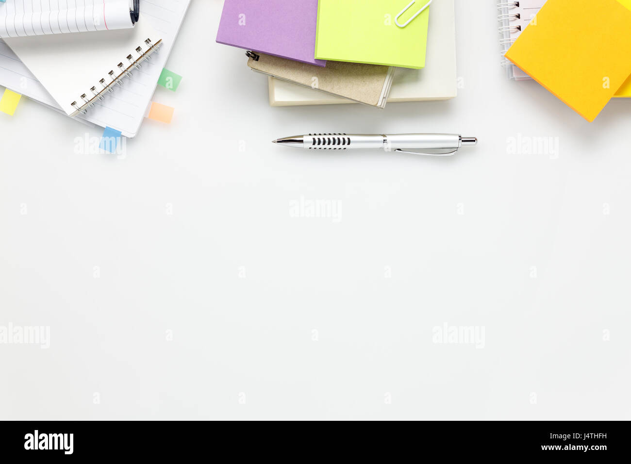 Haut afficher les accessoires business office 24.notebook pen papier remarque sur fond blanc avec l'exemplaire de l'espace. Banque D'Images