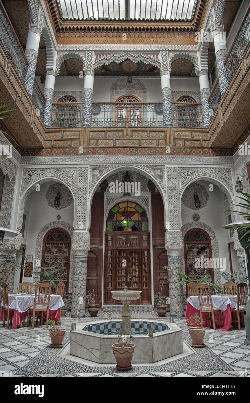 Fes, MAROC - février 19, 2017 : l'intérieur d'un petit hôtel familial dans la médina de Fes. La médina est inscrite au Patrimoine Mondial de l'UNESCO Banque D'Images
