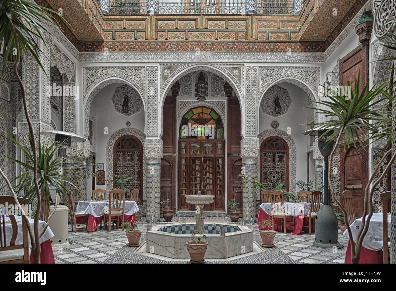 Fes, MAROC - février 19, 2017 : l'intérieur d'un petit hôtel familial dans la médina de Fes. La médina est inscrite au Patrimoine Mondial de l'UNESCO Banque D'Images