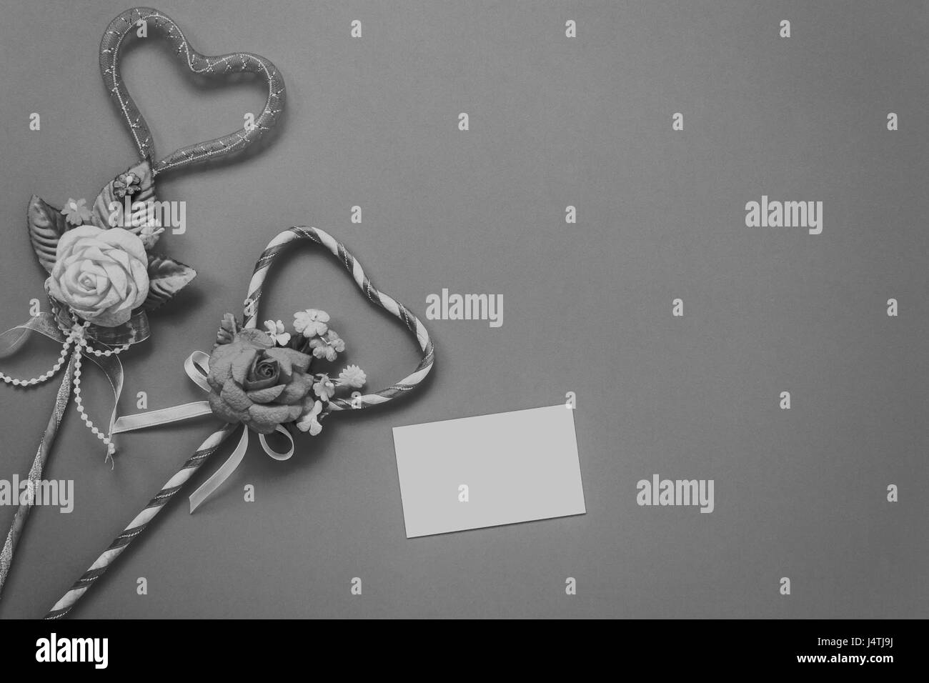 Vue de dessus valentines day background et décorations.amour bouquet forme cadeau et carte de souhaits sur fond rouge avec l'exemplaire de l'espace. Banque D'Images