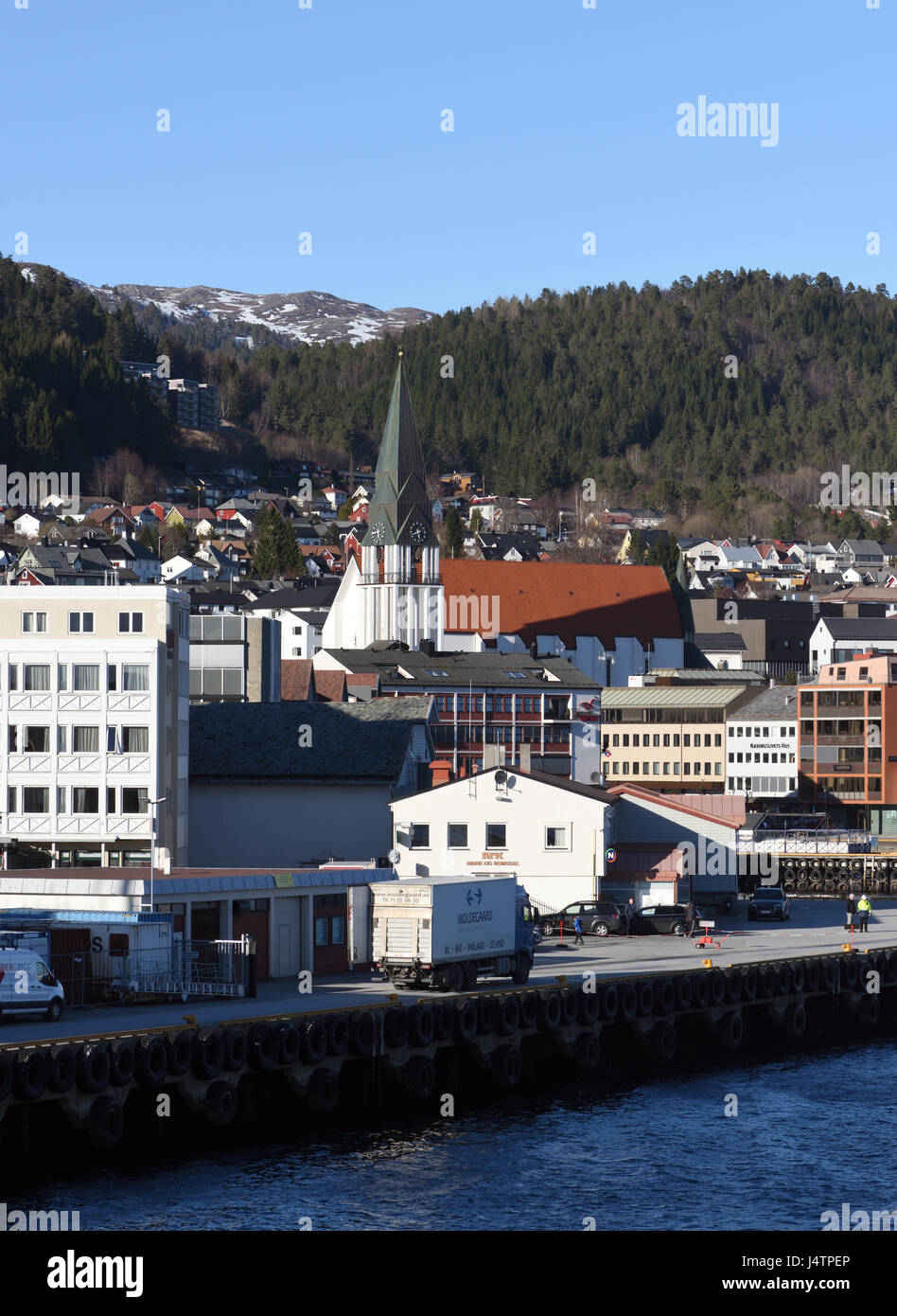 Molde Molde, Cathédrale domkirke, avec son clocher du squelette permanent tient à Molde port.. Molde, Romsdal, Møre og Romsdal (Norvège) Banque D'Images