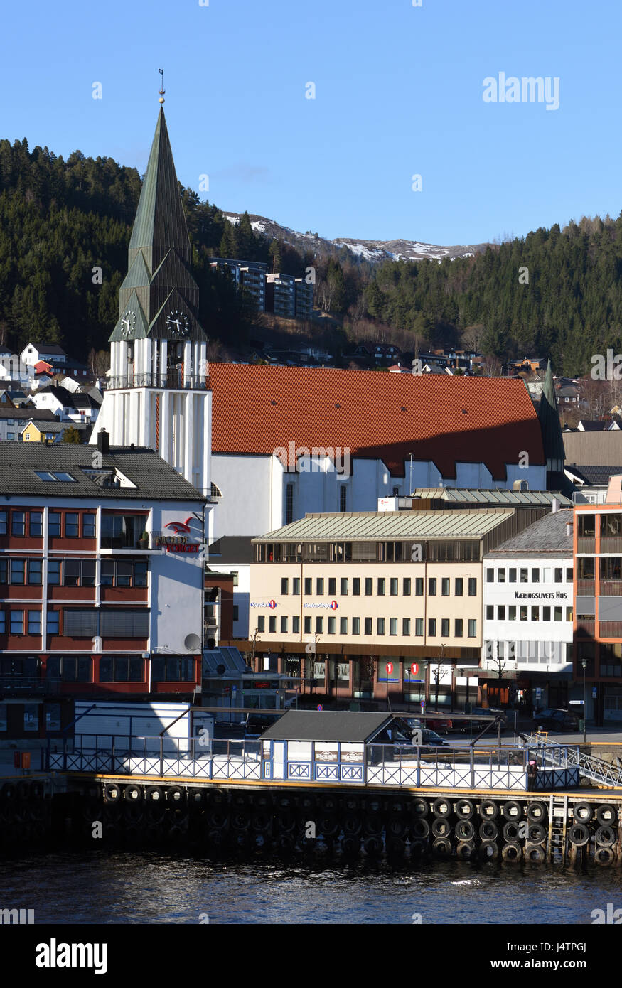 Molde Molde, Cathédrale domkirke, avec son clocher du squelette permanent tient à Molde port.. Molde, Romsdal, Møre og Romsdal (Norvège) Banque D'Images