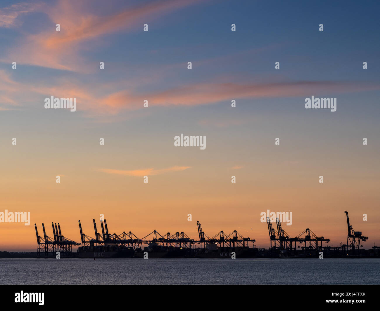 Port de Felixstowe - Coucher de soleil sur la Ravoire, le conteneur principal port de la côte est du Royaume-Uni. Banque D'Images