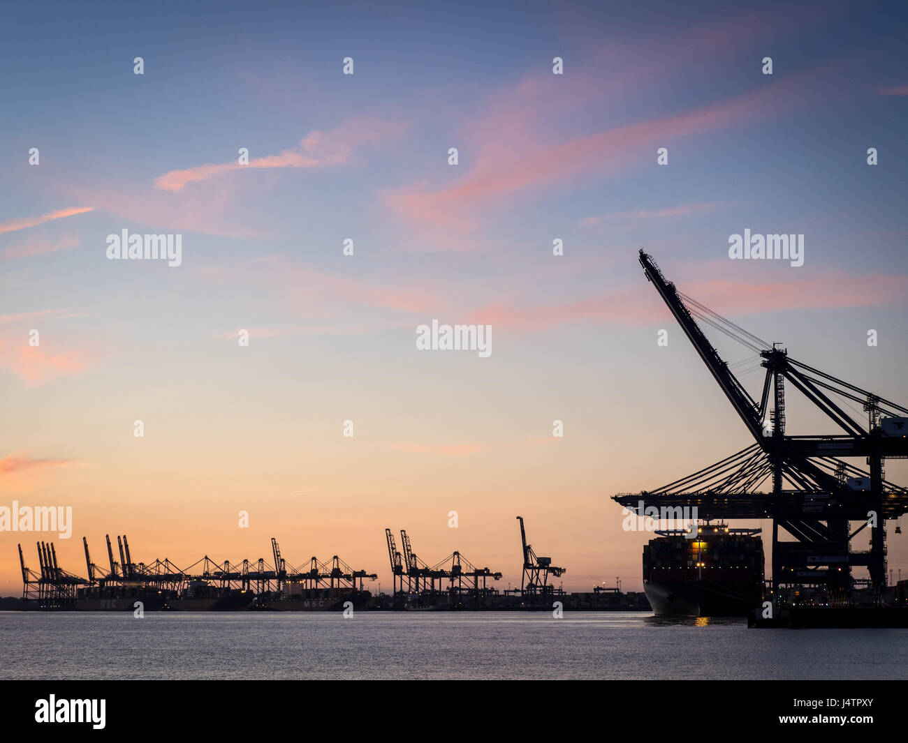 Port de Felixstowe - Coucher de soleil sur le conteneur principal port de Felixstowe sur la côte est du Royaume-Uni. Banque D'Images
