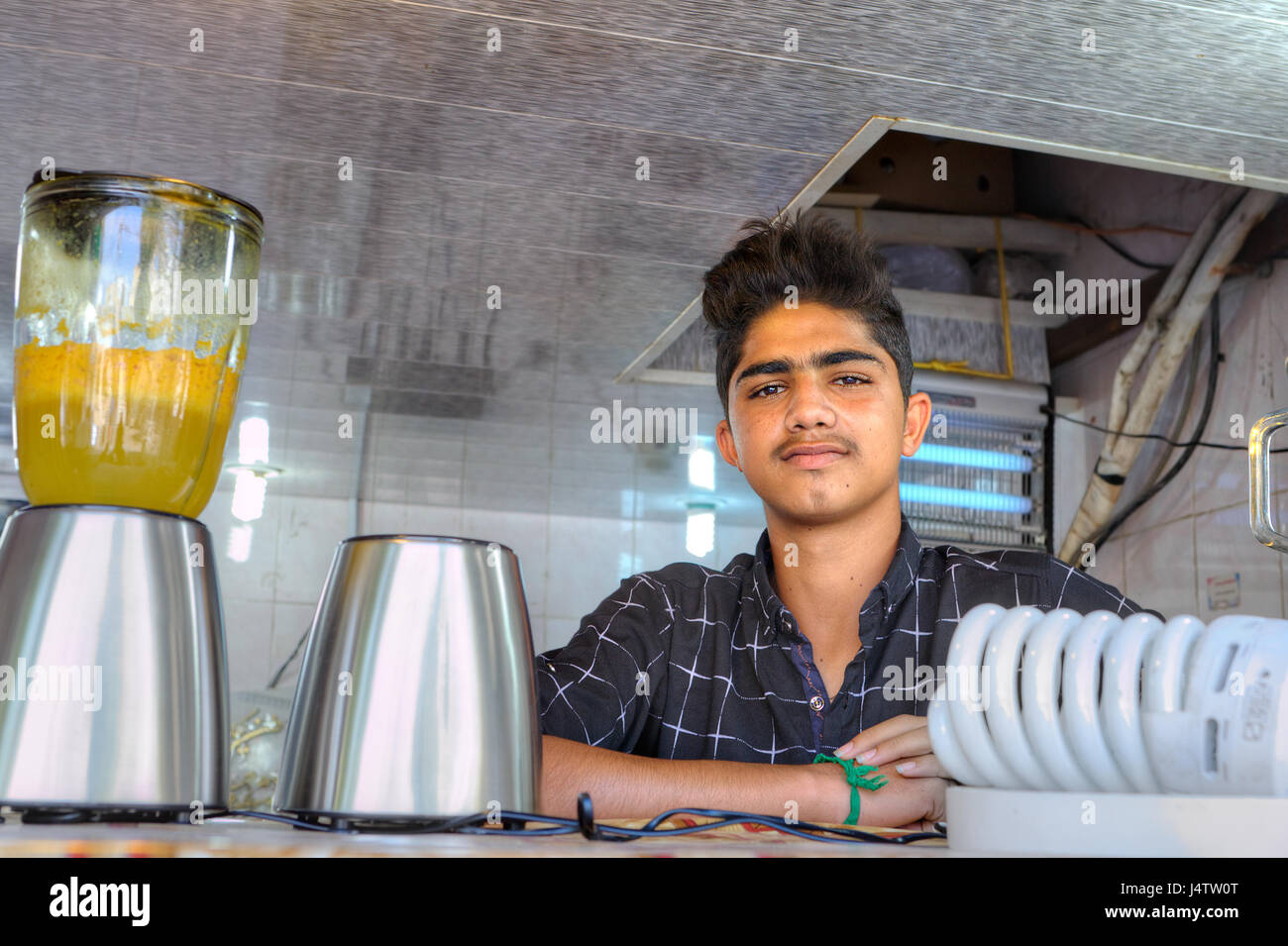 Bandar Abbas, Iran, Province Hormozgan - 16 avril, 2017 : une inconnue de la jeunesse Perse est vendre le jus dans un grand bazar. Banque D'Images