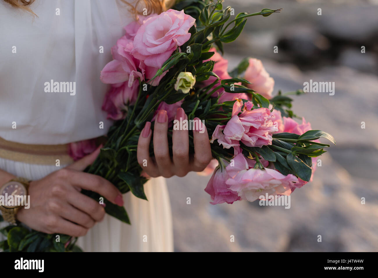 Woman holding bouquet of pink eustoma Banque D'Images