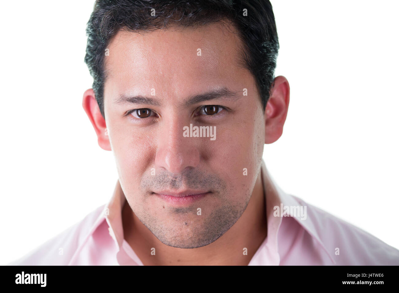 Closeup portrait d'acteur en confiant headshot chemise rose, isolé sur fond blanc Banque D'Images