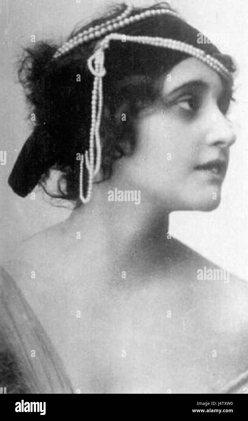 Vera Kholodna était une actrice bien connue dans le cinéma soviétique. Sa carrière s'étend des années 1960 aux années 1980, et elle devient l'un des visages les plus reconnaissables du cinéma soviétique, jouant dans de nombreux films populaires. Banque D'Images