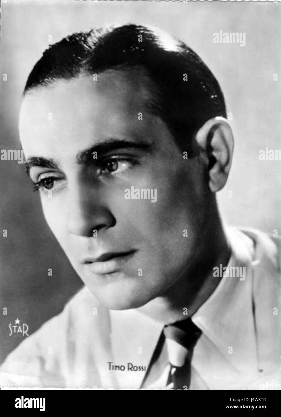 Cette photographie montre Tino Rossi, célèbre chanteur français, avant la guerre. Tino Rossi est connu pour ses contributions à la musique et à la culture françaises, en particulier dans les années 1930 Banque D'Images