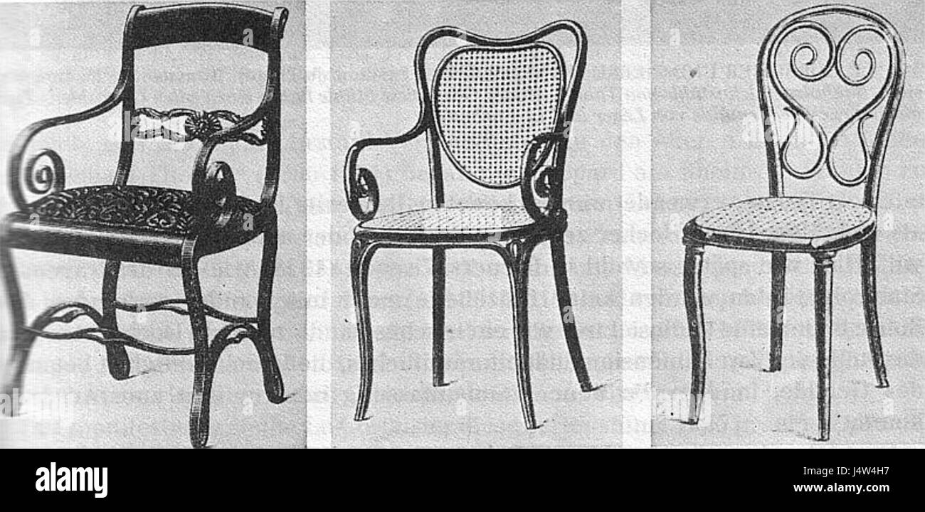 La Thonet Bugholzstuhl est une chaise en bois plié créée par la société Thonet, connue pour son utilisation innovante du bois cintré à la vapeur. Ces chaises sont devenues emblématiques au XIXe siècle et sont réputées pour leur élégance et leur durabilité. Banque D'Images