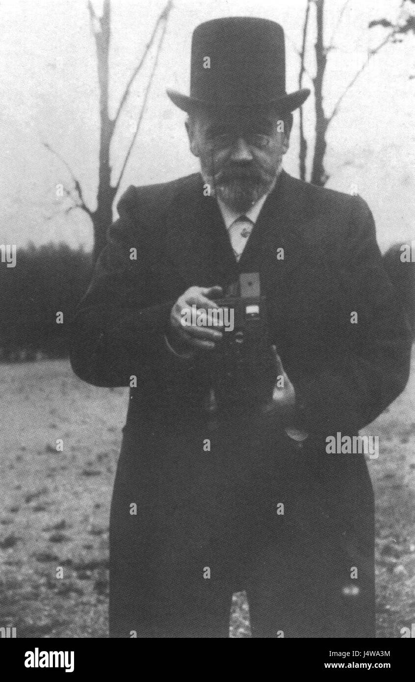 Le titre fait référence à une image créée par Zola, photographe, capturant un moment ou un sujet avec une technique photographique qui met en valeur la composition artistique ou la pertinence historique. Banque D'Images