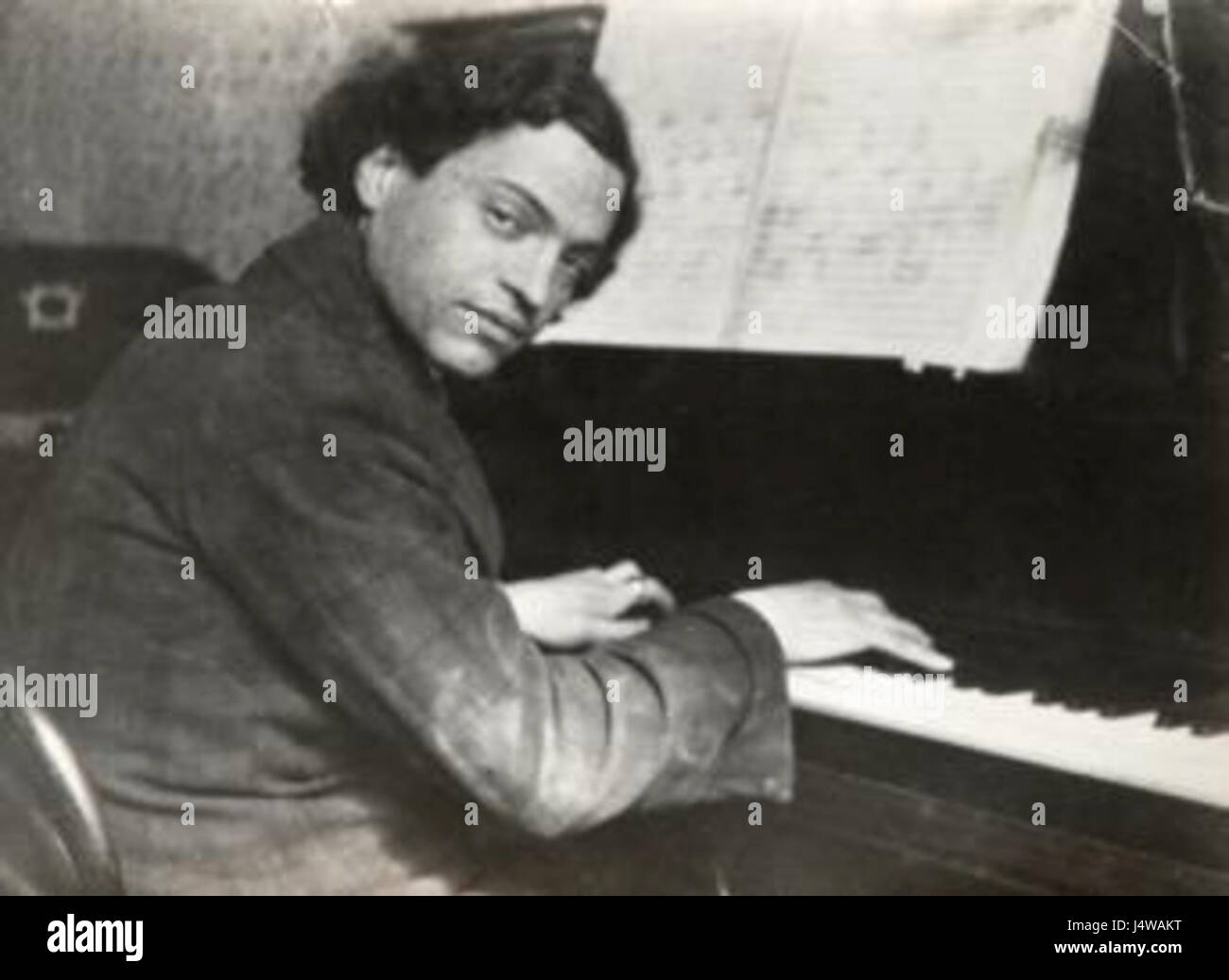 Vito Frazzi est un compositeur et musicologue italien, connu pour ses contributions à la scène musicale classique du XXe siècle. Ses œuvres comprennent des compositions symphoniques, de la musique de chambre et des opéras, reflétant sa profonde compréhension des styles musicaux traditionnels et modernes. Banque D'Images