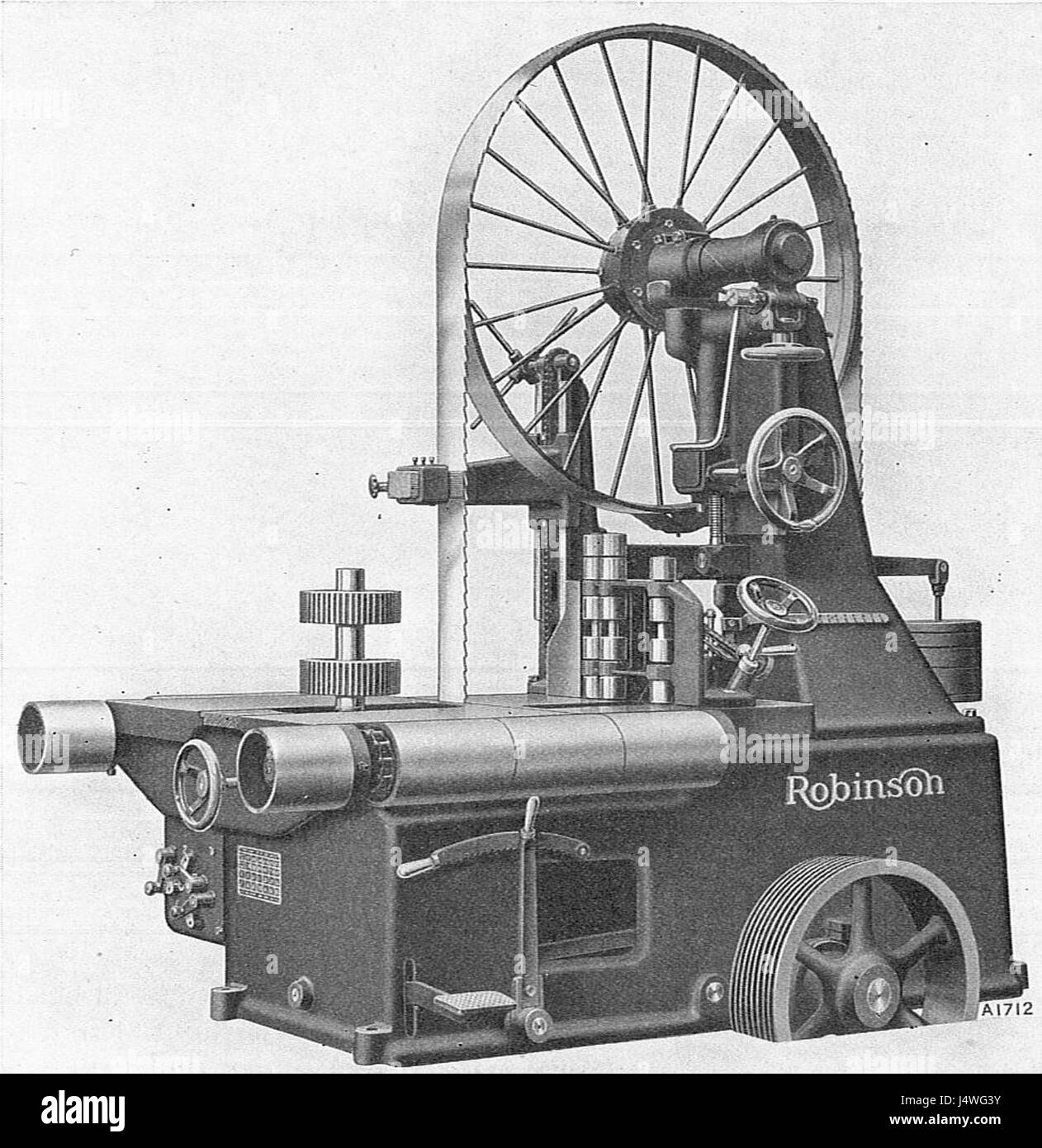 La scie à ruban verticale, présentée dans 'menuiserie et menuiserie' de 1925, est une machine à bois utilisée pour couper le bois en sections plus fines. Cet outil est essentiel dans la menuiserie et la menuiserie pour une coupe précise du bois. Banque D'Images