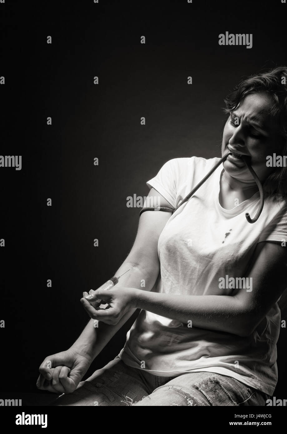 Jeune femme avec la toxicomanie. Photo en noir et blanc Banque D'Images