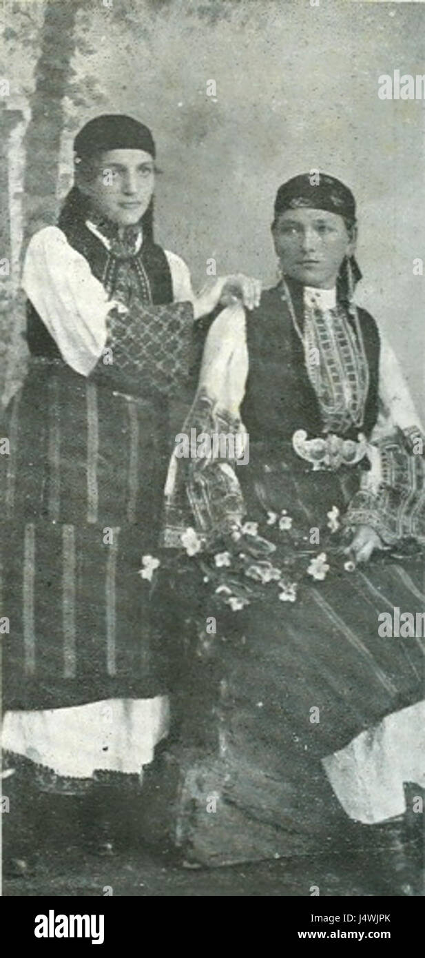 Photographie de femmes de Kostur, en Grèce, vêtues de costumes nationaux traditionnels. L'image met en valeur la tenue culturelle et régionale de ce village grec. Banque D'Images