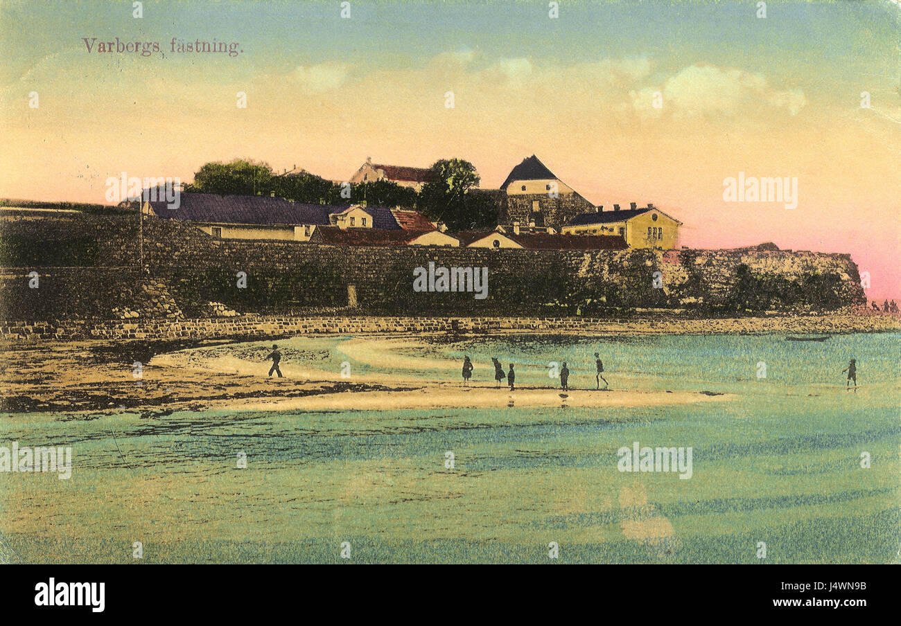 Une carte postale historique représentant la forteresse de Varberg en Suède, vers 1900, montrant sa conception architecturale et son rôle en tant que structure de défense côtière. Banque D'Images