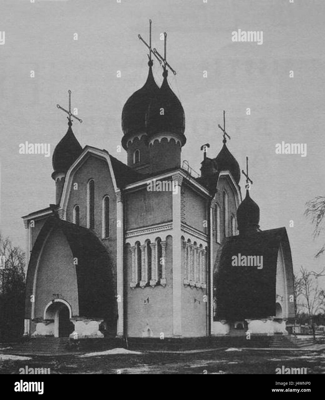 Le cimetière Volkovo (Kladbische SPb) à Petersburg, en Russie, est connu pour son importance historique et ses sites de sépulture. La photographie capture un moment de la longue histoire du cimetière, reflétant son rôle dans la mémoire culturelle et historique russe. Banque D'Images