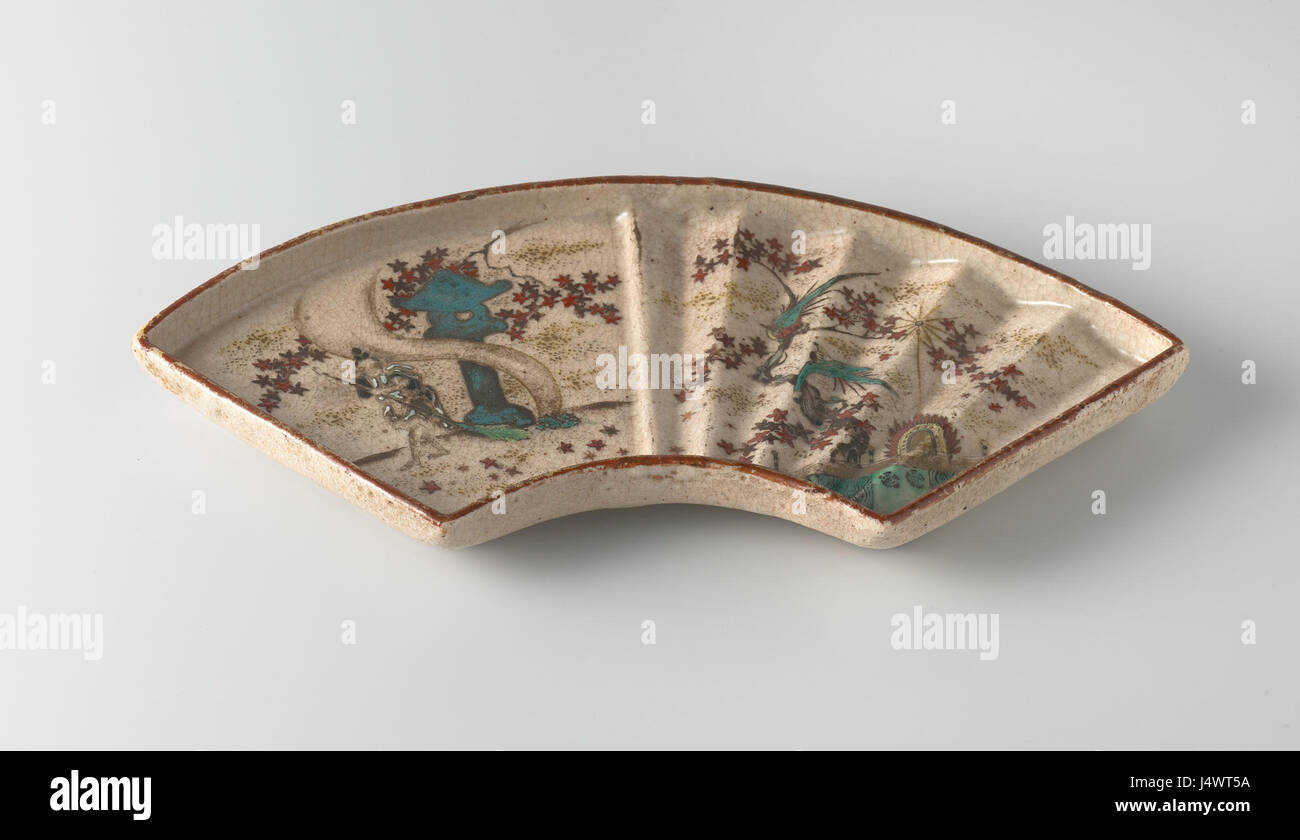 Ce petit plat waaiervormige (en forme d'éventail) est décoré d'émail et de motifs colorés, logé dans la collection Rijksmuseum. C'est un excellent exemple d'art décoratif avec des conceptions complexes et un savoir-faire artisanal. Banque D'Images