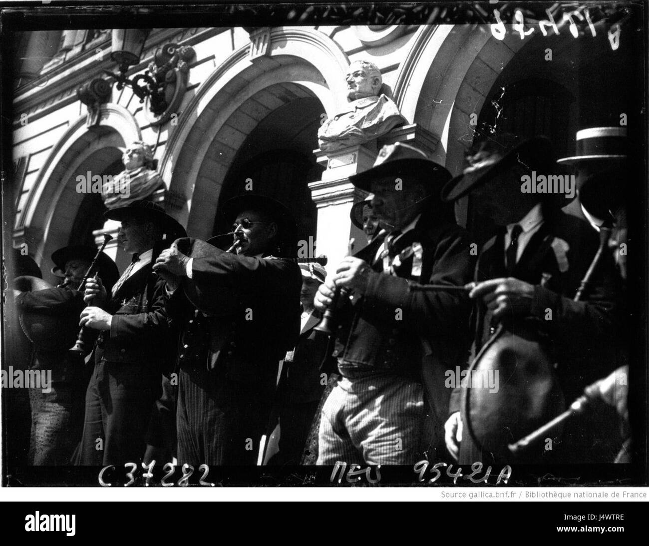 Le concours de Binious est un concours historique organisé à vannes, en France, célébrant la tradition de la cornemuse bretonne. Cet événement, dont les racines remontent à 1532, présente des performances du binious, instrument emblématique de la culture bretonne, soulignant son importance culturelle dans la musique et les traditions bretonnes. Banque D'Images