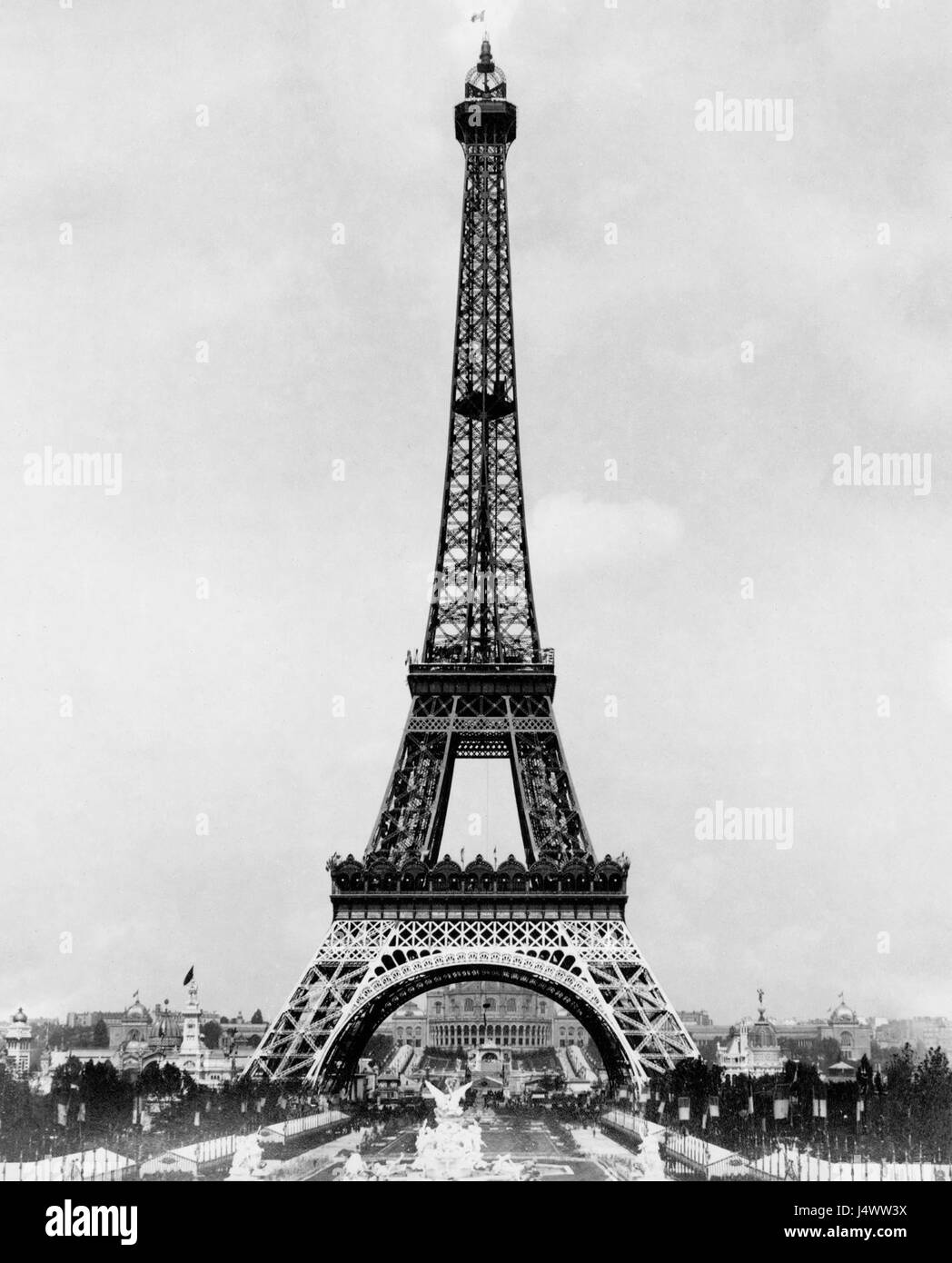 Une référence à une photographie de la Tour Eiffel, mettant en valeur le monument emblématique français situé à Paris, France, connu pour son importance historique et sa conception architecturale. Banque D'Images Une référence à une photographie de la Tour Eiffel, mettant en valeur le monument emblématique français situé à Paris, France, connu pour son importance historique et sa conception architecturale. Banque D'Images