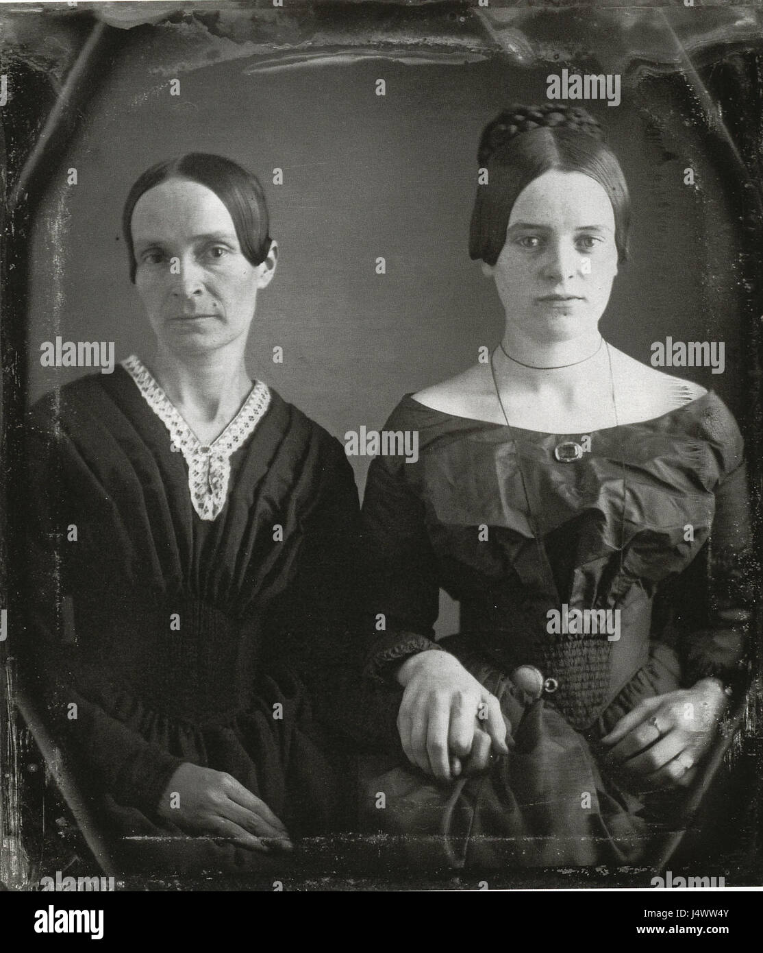 Cette peinture de William Shew capture un moment tendre entre une mère et sa fille, transmettant le lien émotionnel profond qui les unit à travers le portrait. Banque D'Images