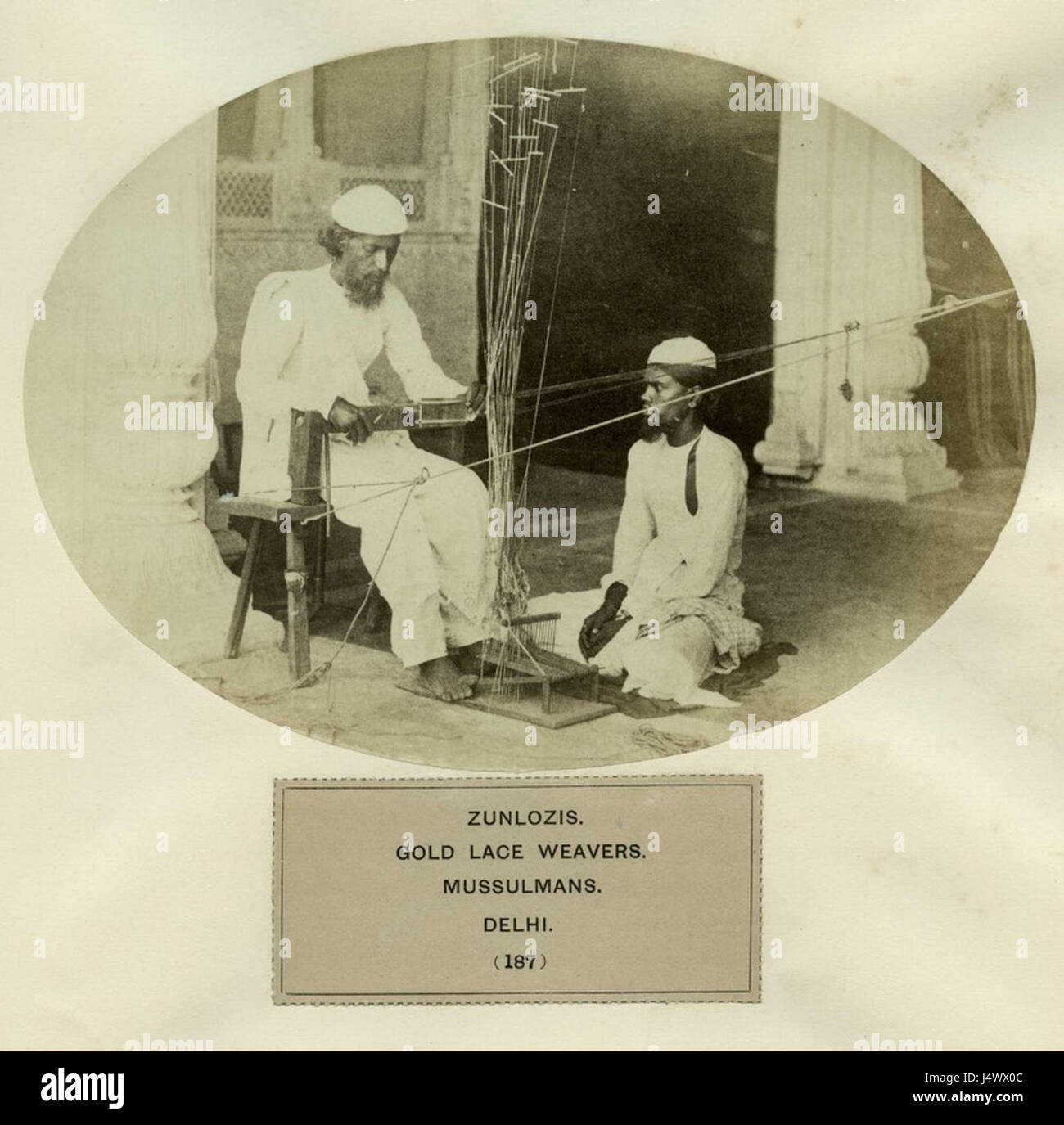Les tisserands de dentelle d'or Zunlozis représentent une tradition artisanale de tissage de dentelle d'or fine, un métier complexe transmis de génération en génération, souvent utilisé à des fins ornementales et cérémonielles. Banque D'Images