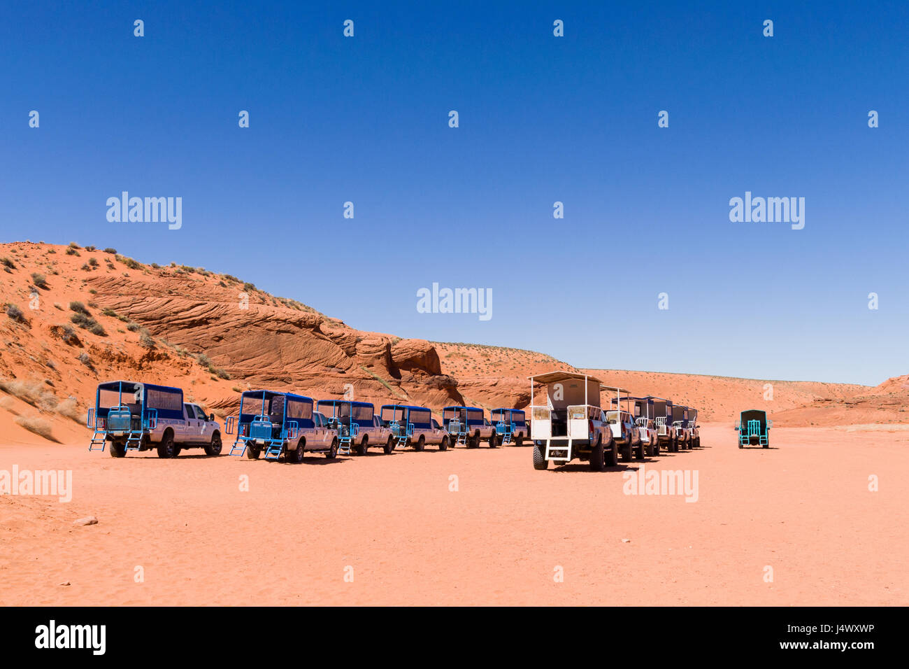 Antelope Canyon Tour Les véhicules stationnés dans le désert, en Arizona Banque D'Images