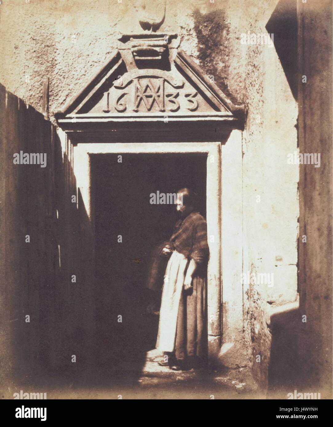 Cette œuvre de Thomas Keith, « femme dans une porte », capture probablement un moment de la vie quotidienne, en se concentrant sur une femme dans une porte. La scène offre probablement un aperçu du style artistâ€™ et du contexte social de l'époque. Banque D'Images