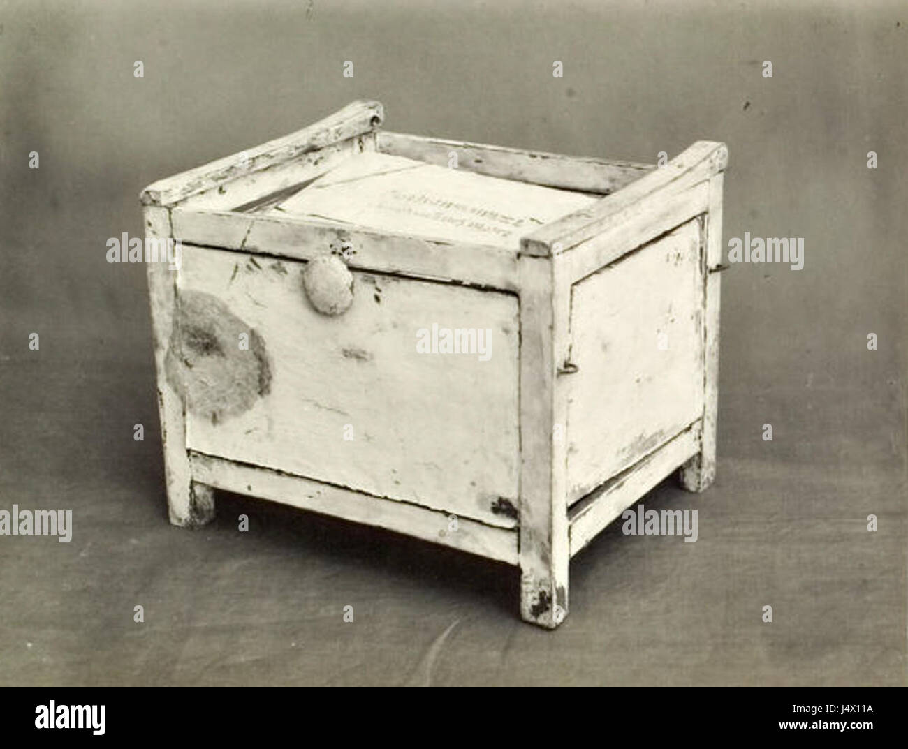 Ces photographies documentent les artefacts et la chambre funéraire de la tombe de Toutankhamon, découverte en 1922 par Howard carter. Les images capturent la richesse des anciennes pratiques funéraires égyptiennes et les trésors qu'elles renferment. Banque D'Images