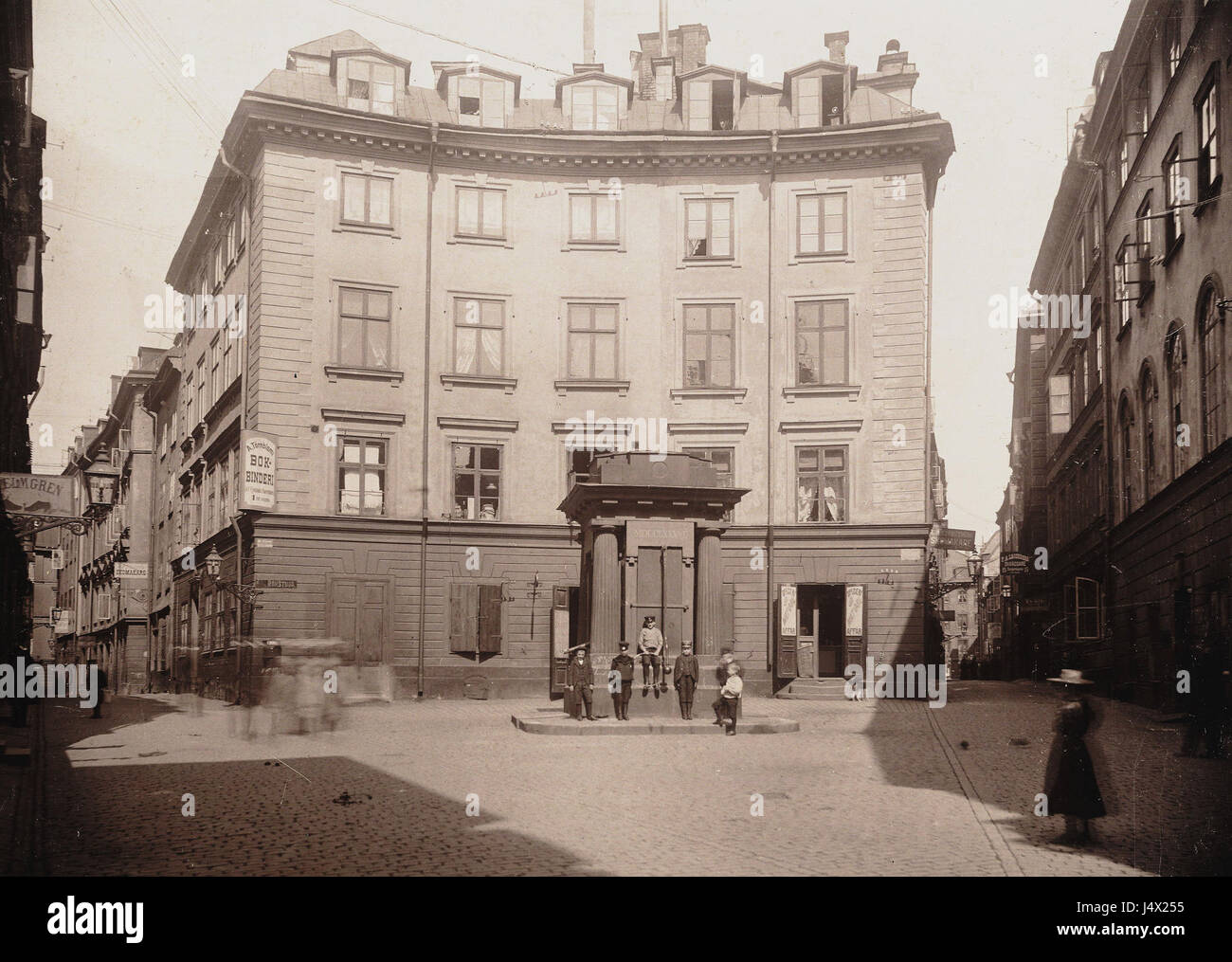 Tyska brunnsplan est une place située au cœur de Stockholm, en Suède. Cette image de 1901 illustre l'architecture historique et le développement urbain de la région pendant cette période. Banque D'Images