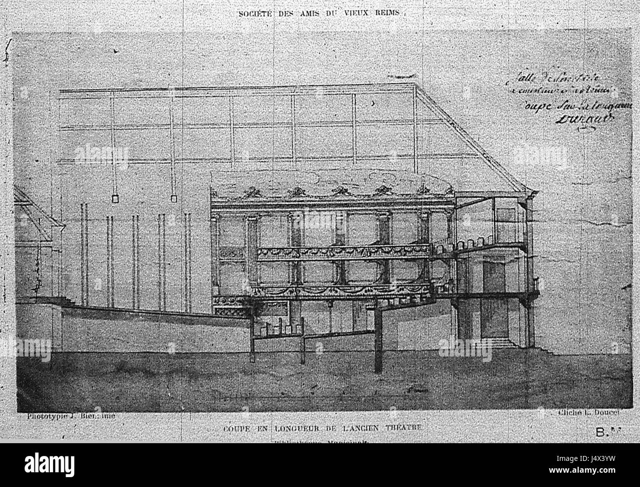 Le titre fait référence à une conception ou un plan architectural du Théâtre de Reims, créé par Durand. Le plan fournit une vue en coupe transversale détaillée de la conception du theatreâ€™, en se concentrant sur la disposition et la structure du bâtiment. Durand était connu pour son approche méthodique de la conception architecturale au XIXe siècle. Banque D'Images