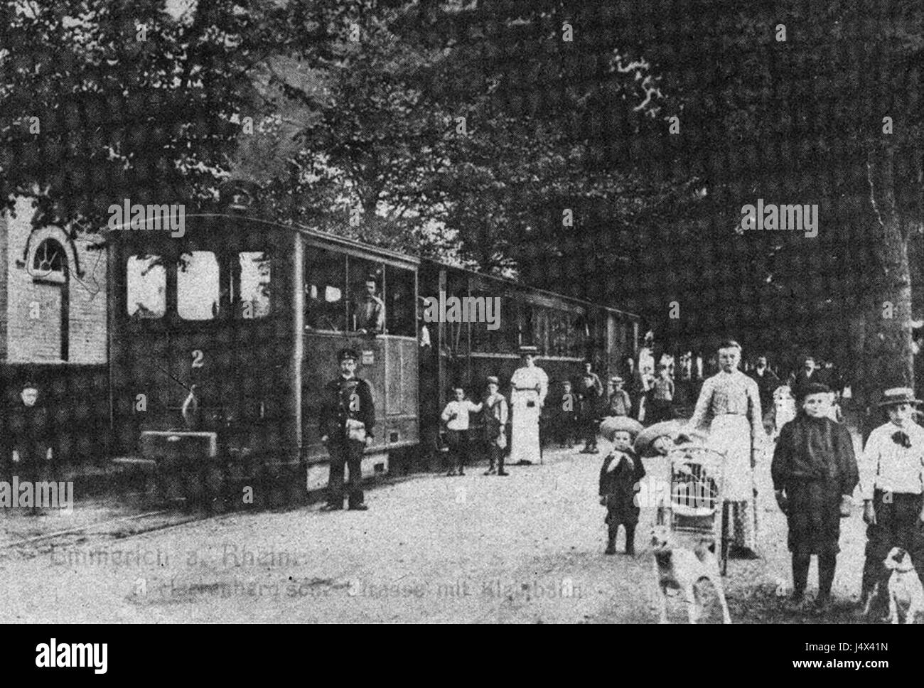 Cette image montre un tramway à Emmerich, une ville en Allemagne, reflétant le système de transport dans la région et mettant en évidence les infrastructures urbaines locales. Banque D'Images