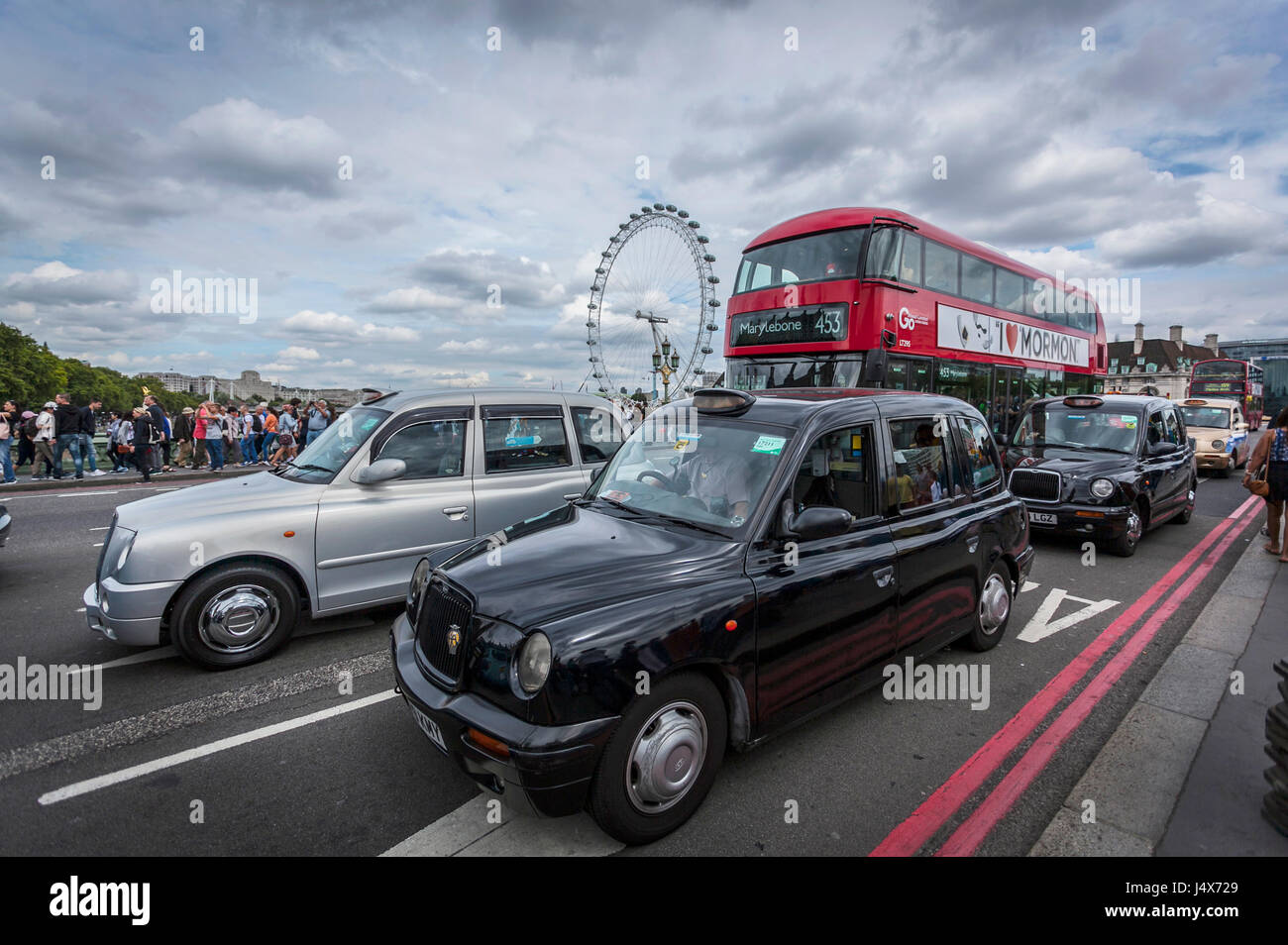 LONDON TRANSPORT, Londres, Angleterre du 19ème Août 2015 :-formes emblématiques des transports de Londres, première ville Englands. Banque D'Images