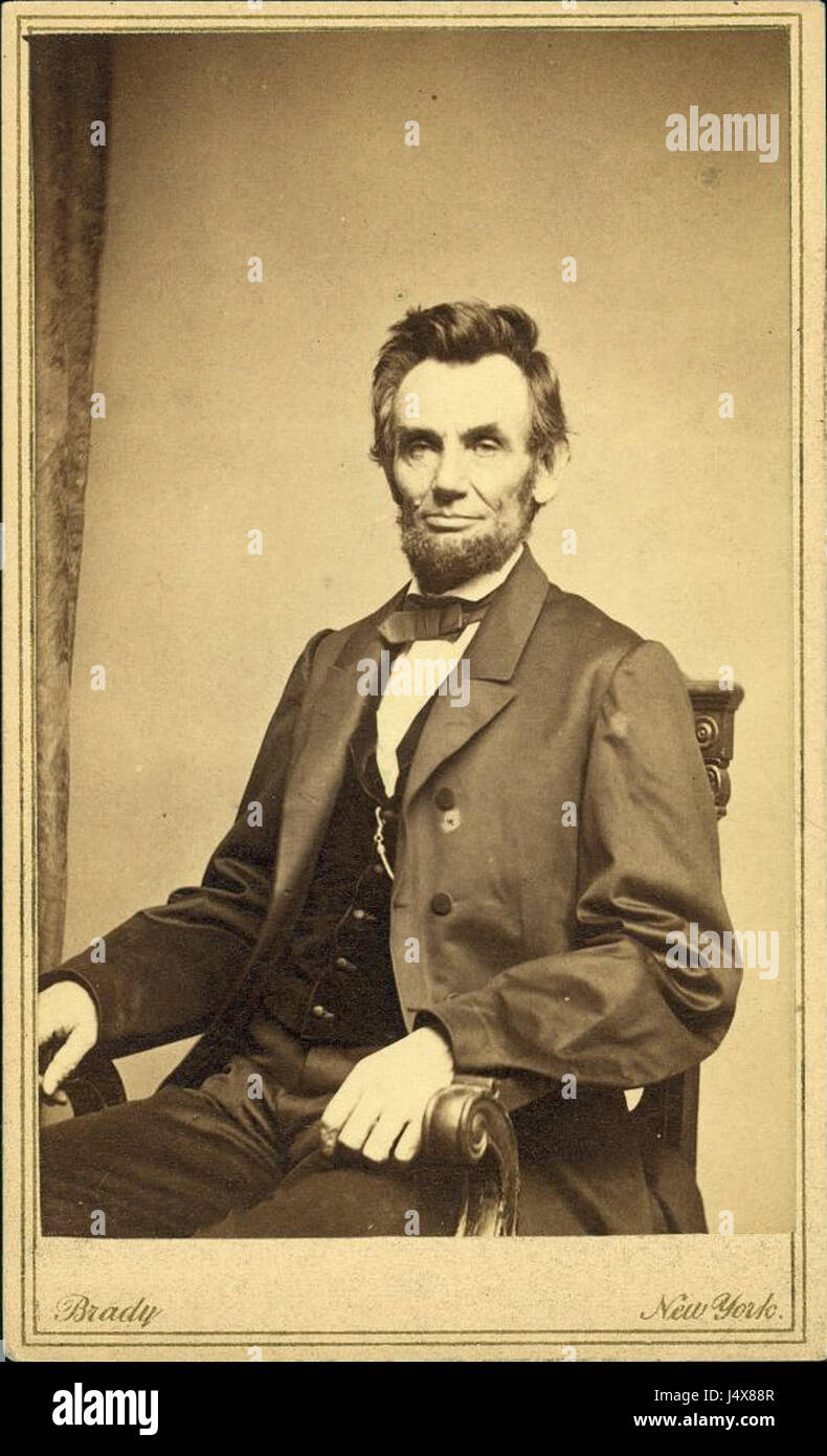 Portrait emblématique du président américain Abraham Lincoln, pris le 8 janvier 1864, à la Bibliothèque du Congrès, montrant Lincoln dans une pose officielle assise. Banque D'Images