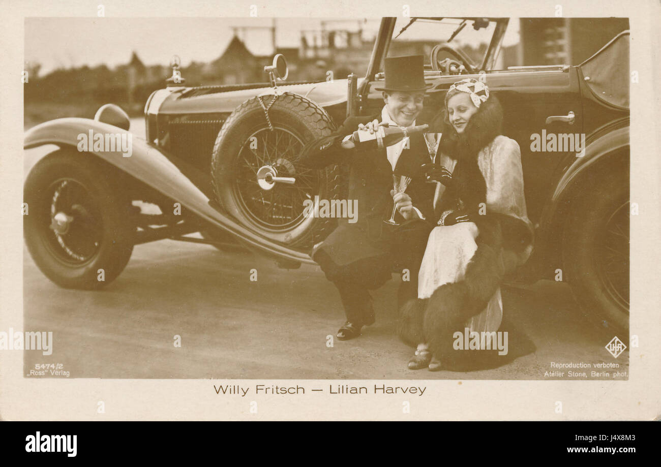 Cette image montre une photographie promotionnelle ou publicitaire du début des années 1930 mettant en vedette la Mercedes Benz Typ 770 Cabriolet, un modèle de voiture de luxe, avec des personnalités comme Willy Fritsch et Lilian Harvey associées à la promotion. Banque D'Images