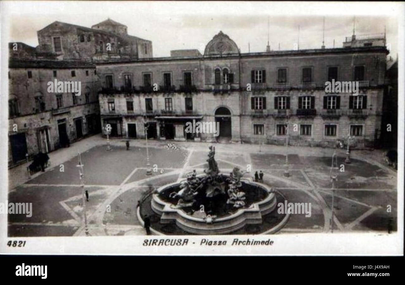 'Vecchia cartolina di Piazza Archimede' se traduit par 'vieille carte postale de la place Archimède'. L'image représente probablement la place emblématique de Syracuse, en Italie, un site historique avec une signification culturelle et architecturale. Banque D'Images