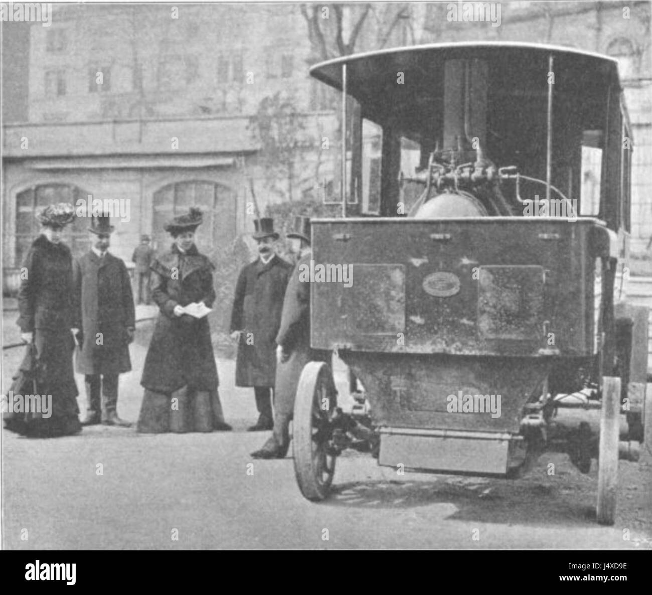 Le *Turgan Dampf Lastwagen von Wyner* fait référence à un type de camion à vapeur construit par la société Wyner et conçu pour le transport industriel. Ces véhicules étaient importants au début du XXe siècle, car ils représentaient des progrès dans le transport mécanisé, transportant efficacement des marchandises et des matériaux sur de longues distances. Banque D'Images