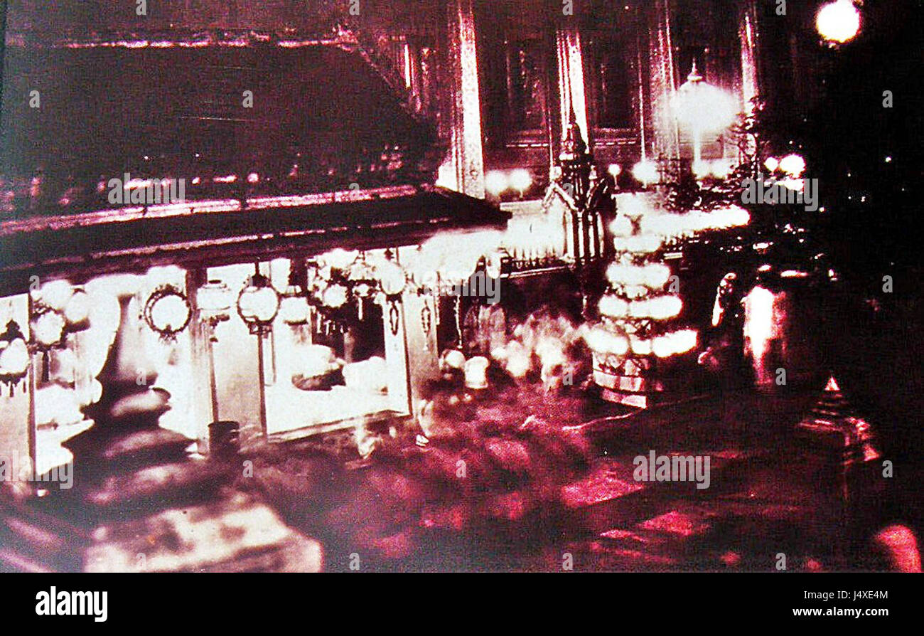 La Journée du Vesak en 1927 au Wat Phra Kaew, l'un des temples les plus sacrés de Thailandâ, a marqué une célébration religieuse importante. L'événement commémore la naissance, l'illumination et la mort du Bouddha, observés avec des rituels et des cérémonies. Banque D'Images