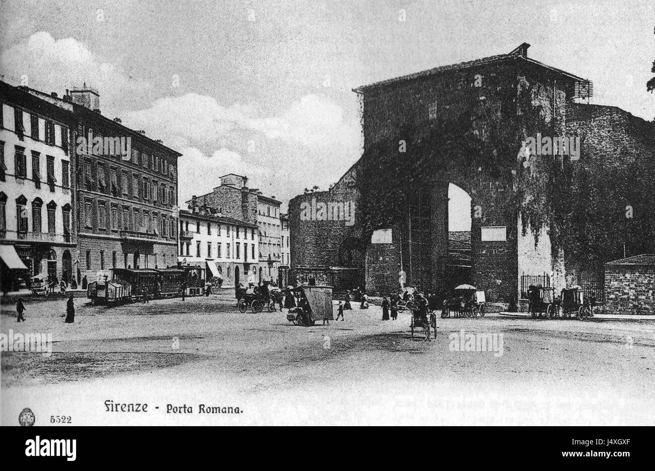 L'image représente probablement un tramway ou un système de transport dans la région du Chianti, près de la région de Porta Romana, connue pour ses paysages pittoresques, ses monuments historiques et comme une porte d'entrée vers la campagne toscane. Banque D'Images