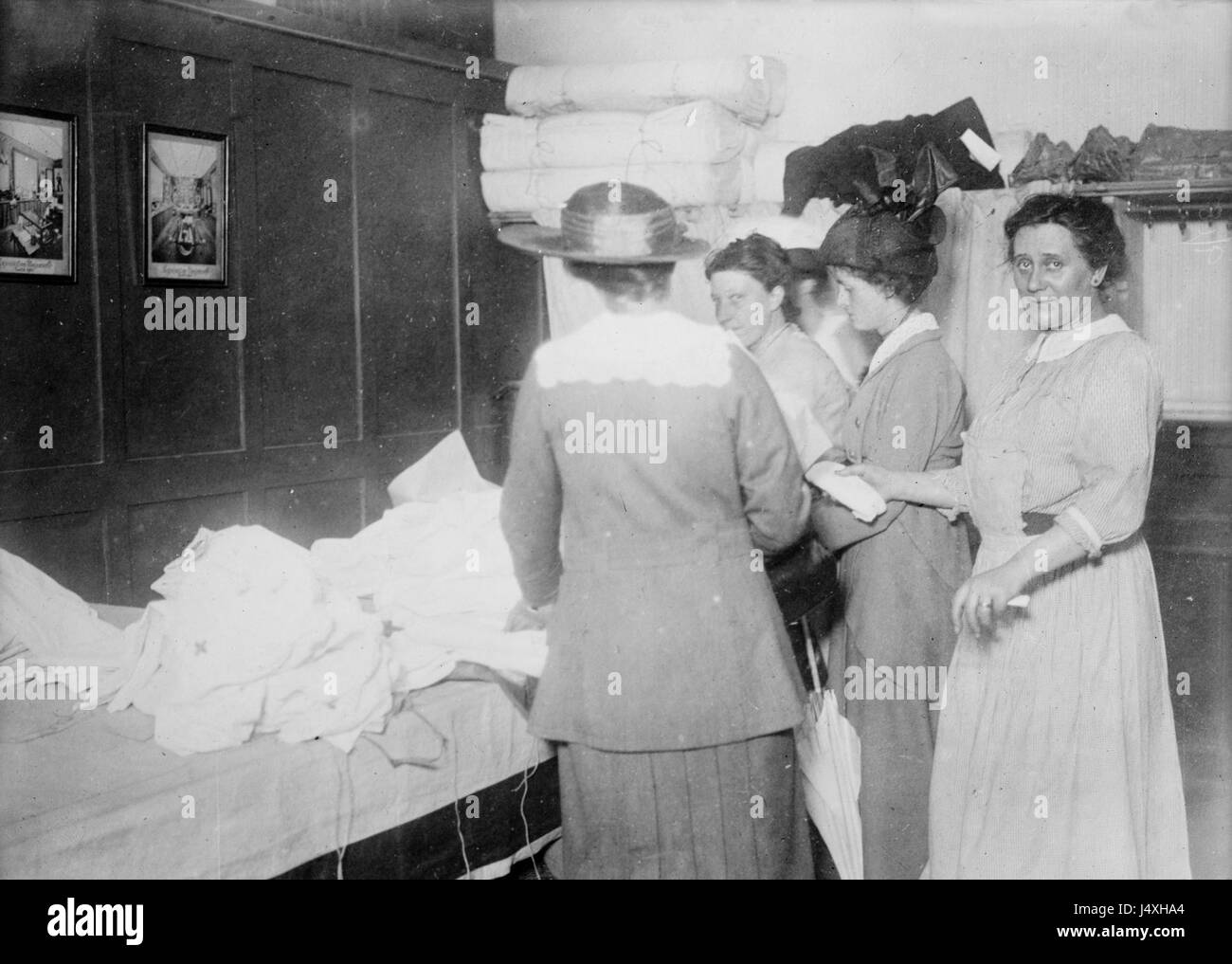 Les femmes de la Croix-Rouge, Paris (LOC) Banque D'Images