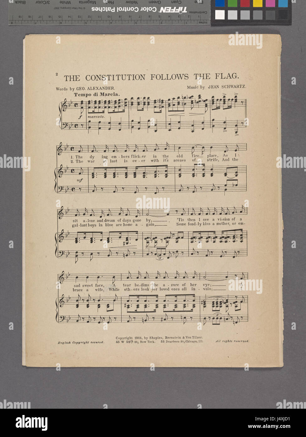 Cette image représente le slogan politique « la Constitution suit le drapeau », soulignant l'idée que les droits constitutionnels sont primordiaux en temps de conflit ou de guerre. Le slogan a été utilisé lors de mouvements politiques au début du XXe siècle. Banque D'Images