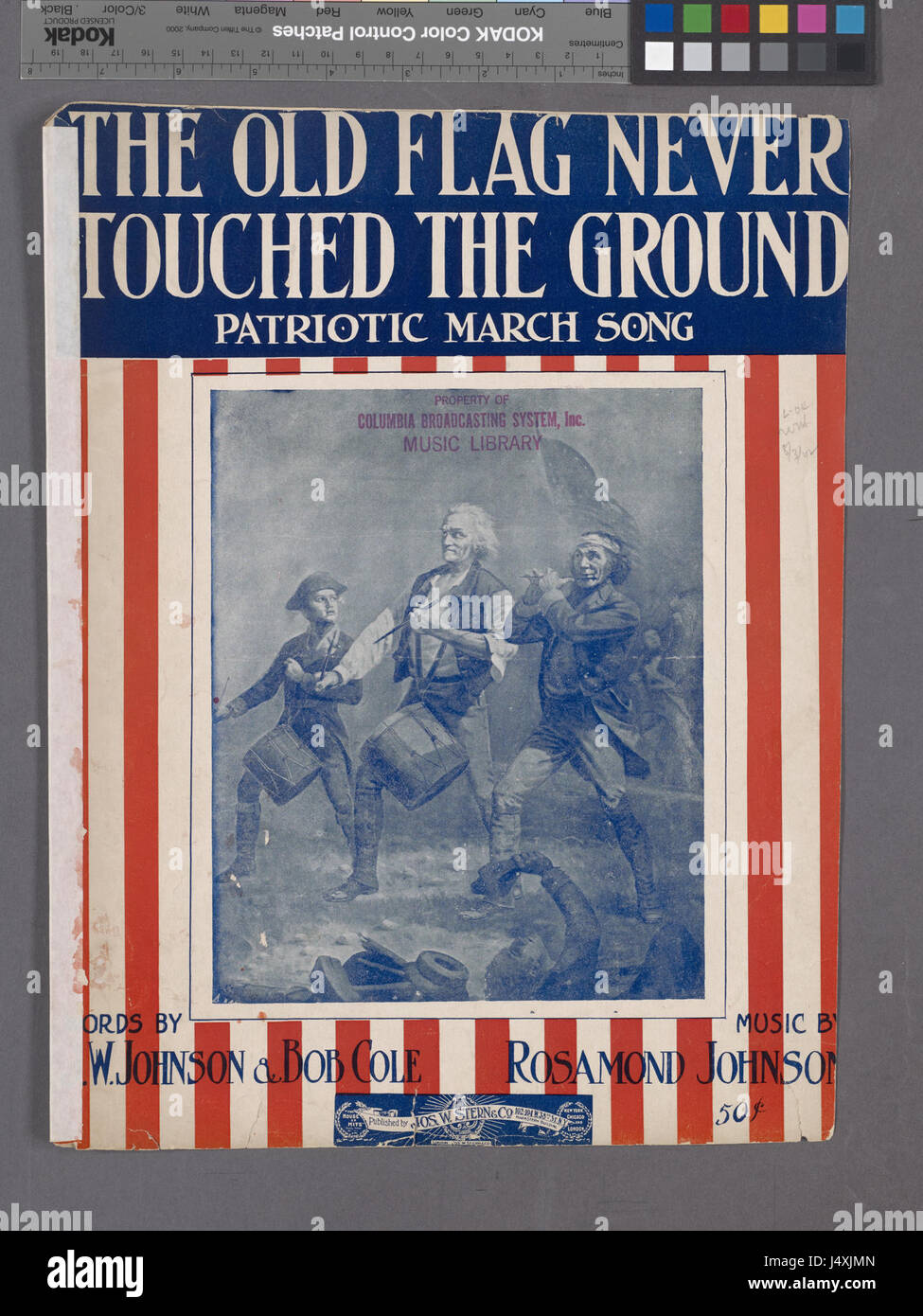 Ce titre fait probablement référence à une image historique ou à une œuvre d'art montrant une représentation symbolique d'un drapeau qui n'a jamais touché le sol, signifiant peut-être un moment de persévérance ou de victoire. Il aurait pu être tiré d'une collection historique ou culturelle plus importante. Banque D'Images