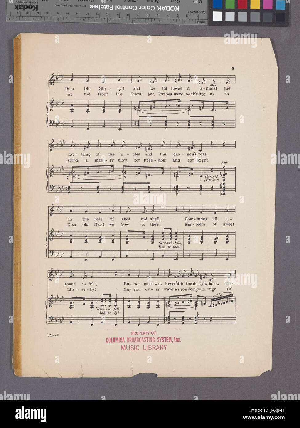 L'expression « le vieux drapeau n'a jamais touché le sol » représente la résilience et l'honneur. C'est une déclaration symbolique de la publication de 1932, reflétant un fort sentiment patriotique. Banque D'Images