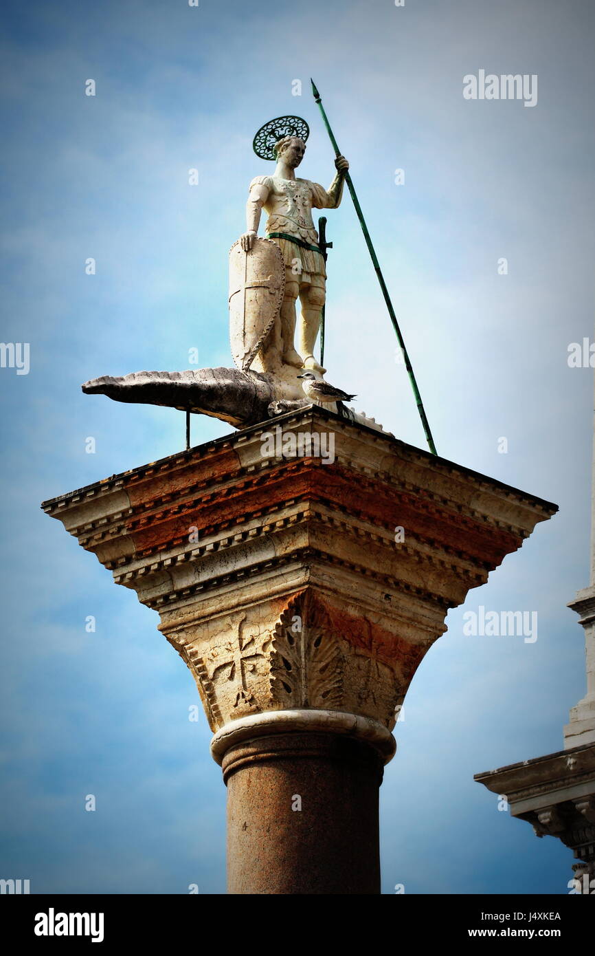 Saint theodor statue sur une colonne sur la Piazza San marco de Venise en Italie - colonne di San Teodoro Banque D'Images