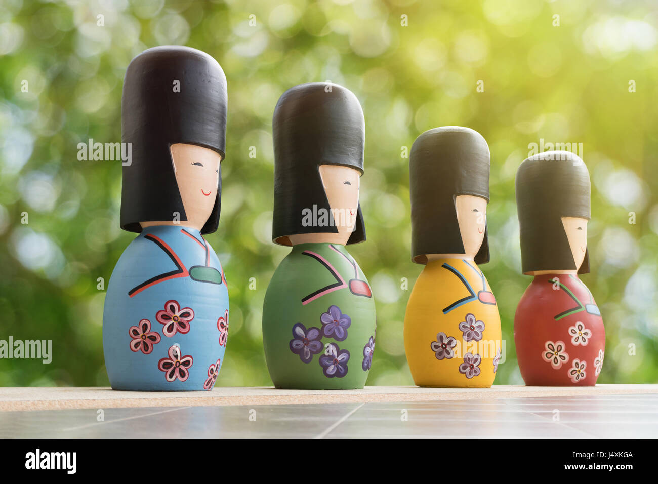 Poupées de Kokeshi japonaise avec green bokeh background Banque D'Images
